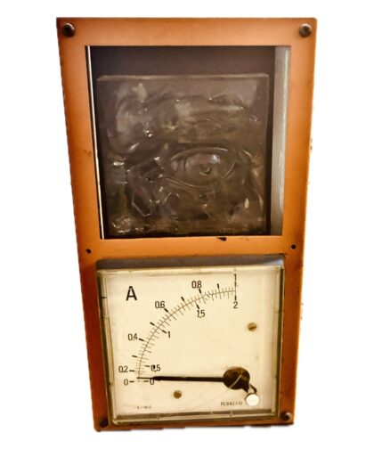 Vintage amber meter with a resin sculpture in the shape of an eye.